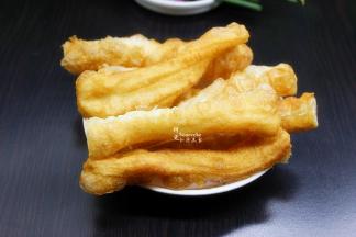 油条剪短，如果油条是短的细的可以省略；我这种油条是长大个头的，需要剪短。