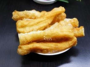 油条剪短，如果油条是短的细的可以省略；我这种油条是长大个头的，需要剪短。