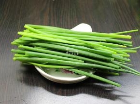 香葱洗净，切段，长度和油条相同；