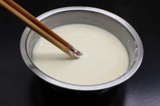 面粉加入适量的水、盐拌均成面糊；