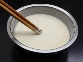 面粉加入适量的水、盐拌均成面糊；