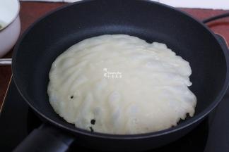 热锅，放点油，倒一层薄薄的面糊，中小火煎；