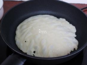 热锅，放点油，倒一层薄薄的面糊，中小火煎；