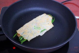 翻转另外一面继续煎，并用锅铲压，能听到悦耳的滋滋啦啦的响，微黄出锅。