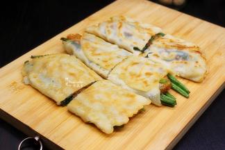 出锅之后可以切成二段，蘸上酱料，太好吃了。