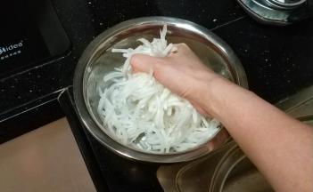 反复抓捏，挤出水分