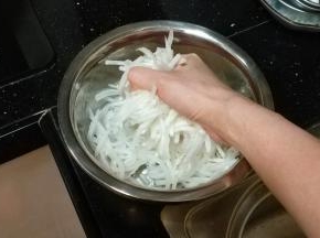 反复抓捏，挤出水分