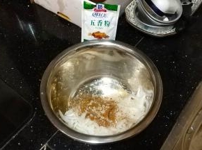 加入少许五香粉、面粉、蒜盐