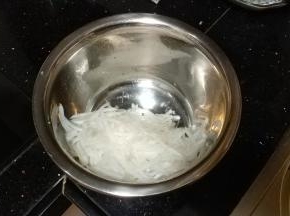 萝卜丝多余的汁倒掉不要，用水清洗干净