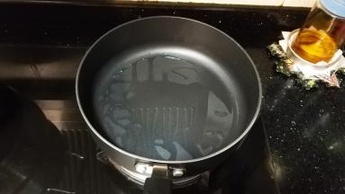 锅里放油小火加热