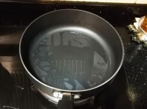 锅里放油小火加热