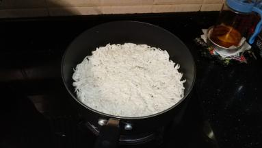 放入萝卜丝铺平