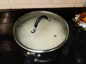 盖上锅盖小火煎