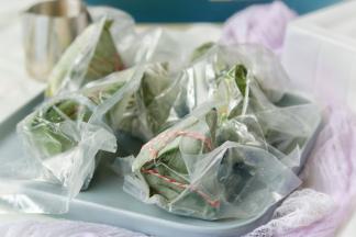 刚从冷冻里拿出来，这个粽子回温很快，而且会很软，从冷冻室里拿出来后要第一时间拆开，软了就会不好拆。总共8种口味，每一种都好吃，我替你们尝过了。