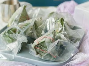 刚从冷冻里拿出来，这个粽子回温很快，而且会很软，从冷冻室里拿出来后要第一时间拆开，软了就会不好拆。总共8种口味，每一种都好吃，我替你们尝过了。