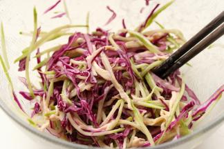 加入海鲜沙拉汁，拌匀，蔬菜沙拉就做好了。当然也可以选择你喜欢的别的蔬菜，或者水果也是可以的。