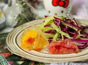 一起摆盘，美美的好吃的燕窝粽蔬菜沙拉，再搭配一杯盐绿抹茶豆浆，下午茶就好了。