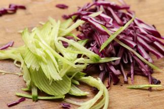 准备好燕窝冰粽之后，再来准备蔬菜沙拉的材料。黄瓜切丝，紫甘蓝也切丝。