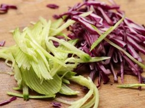 准备好燕窝冰粽之后，再来准备蔬菜沙拉的材料。黄瓜切丝，紫甘蓝也切丝。