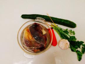 食材准备好，海蜇皮商家是用粗盐腌制的，所以要提前一天浸泡，多换水，直至海蜇皮咬一下不会咸即可