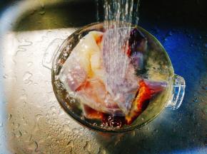 用流动水冲洗干净