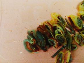 切成丝 ，怕太长就再改刀下