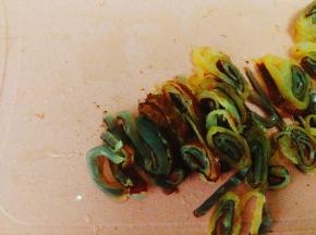 切成丝 ，怕太长就再改刀下