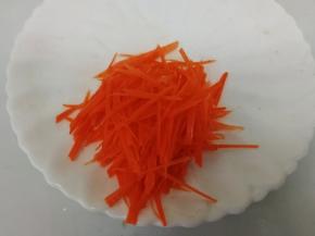 陆续将胡萝卜切丝