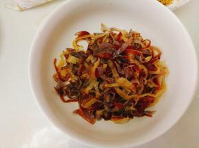 海蜇皮放入一个大碗里