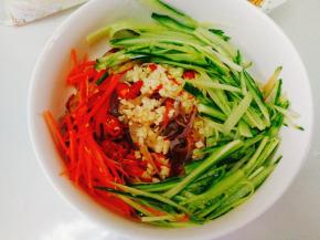 将配料先放入，胡萝卜丝 ，黄瓜丝，小红椒，蒜蓉