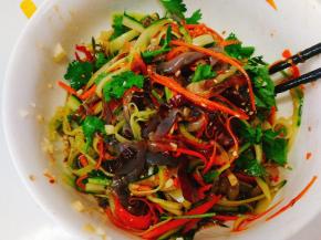 搅拌均匀，包上保鲜膜腌15分钟，这样更入味