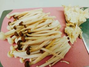 将两种菇去头