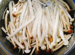 先浸泡片刻，然后冲洗干净，白玉菇大根的可以稍微撕小些。
