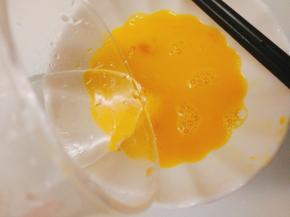 鸭蛋打散，适量加点清水，目的是煎出来蛋会比较嫩