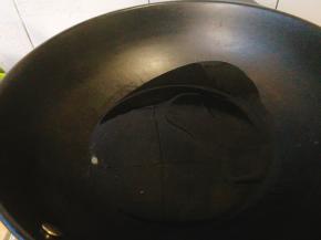 起油锅，煎蛋油要比平时炒菜多些