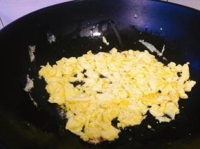 快速翻炒弄散，很嫩哦