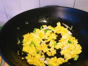 加入葱头，今天采用的是紫头香葱特别香