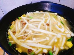 再陆续加入白玉菇与蟹味菇