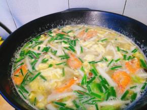 一锅鲜美的鸭蛋双菇汤就欧了