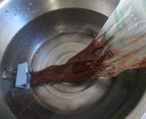 黑巧克力装入裱花袋用温水融化，我是提前把裱花袋剪了小口，也可以融化后再剪口