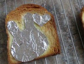 把吐司烤到焦黄色