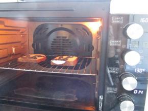 烤箱上火160，下火130度，预热完成入烤箱烤14分钟