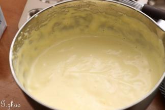 全蛋一次加入白砂糖，柠檬汁打发画出纹路的状态且不易消失的状态。