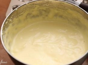 全蛋一次加入白砂糖，柠檬汁打发画出纹路的状态且不易消失的状态。