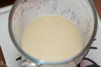 以上配方适用于学厨12连卡通蛋糕模一份的用量。
牛奶与食用油混合拌匀至乳化状态（就是浓稠一些的样子）