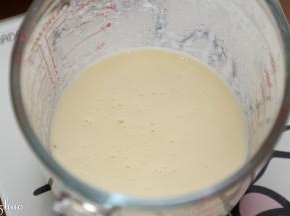 以上配方适用于学厨12连卡通蛋糕模一份的用量。
牛奶与食用油混合拌匀至乳化状态（就是浓稠一些的样子）