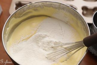 倒入拌匀的牛奶与黄油，筛入低粉，翻拌。