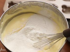 倒入拌匀的牛奶与黄油，筛入低粉，翻拌。