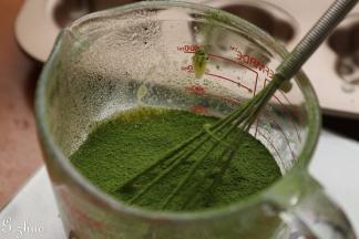 倒出四分之一加入过筛的可可粉。快速翻拌匀。