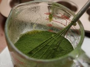 倒出四分之一加入过筛的可可粉。快速翻拌匀。